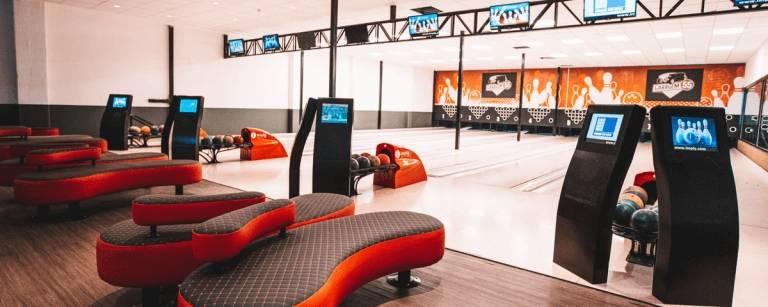 Garagem 55 reúne boliche, espaço kids e acervo de veículos antigos como opção de lazer na Mooca