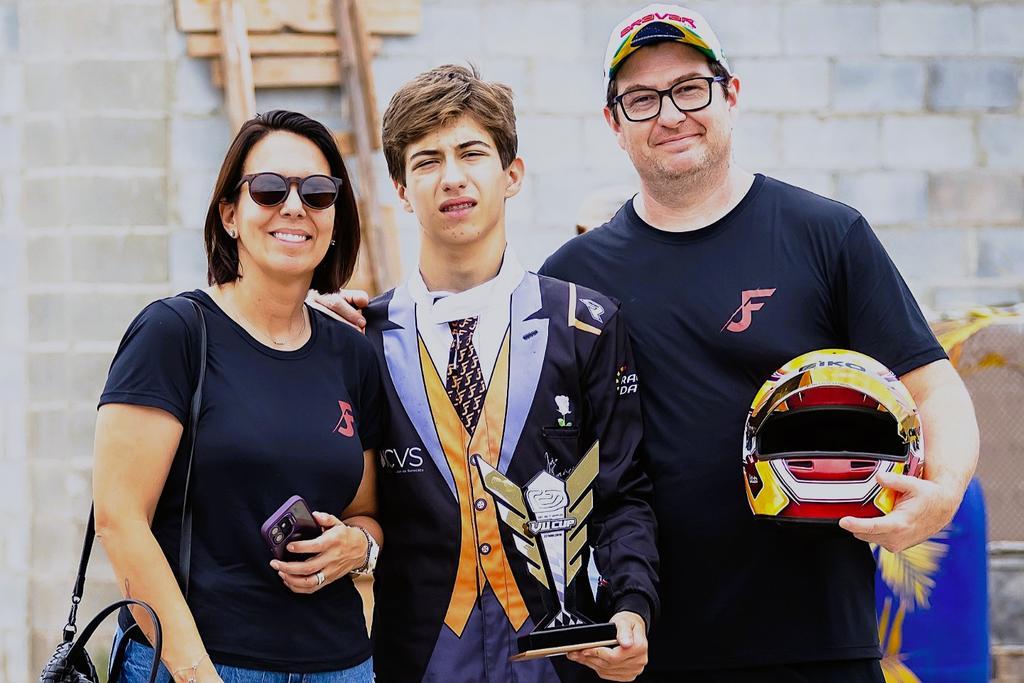 João Francisco domina etapa da V11 Cup com atuação perfeita e mantém liderança da F4 Júnior