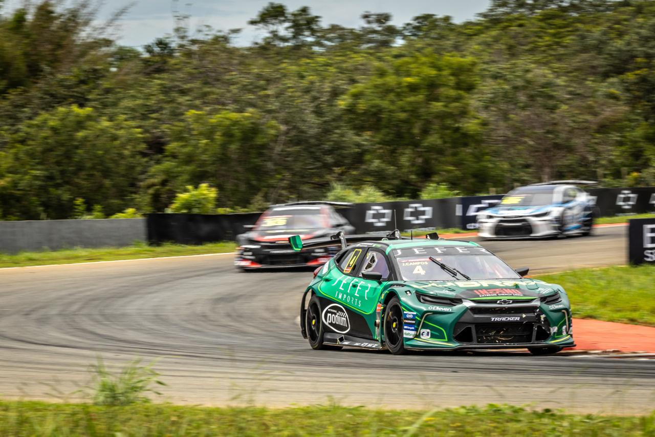 Julio coloca Time Lubrax TMG no top-10 e Massa escala o pelotão na abertura da Stock Car