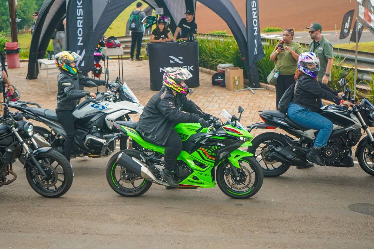 Kawasaki leva experiência de pilotagem ao Aceleradas Experience 2026 e reforça apoio ao motociclismo feminino