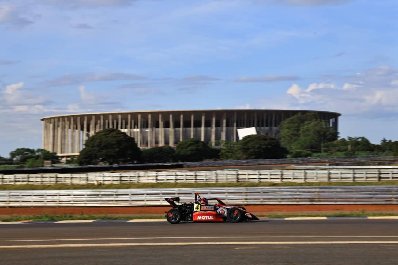 Marcel Fachini reage a adversidades, sai do fundo e garante dois pódios na etapa de Brasília da Fórmula 1600