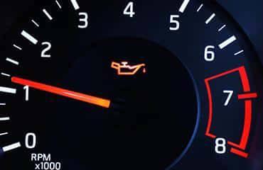 NTK alerta para luz do óleo acesa: sistema exige parada imediata e pode indicar risco grave ao motor