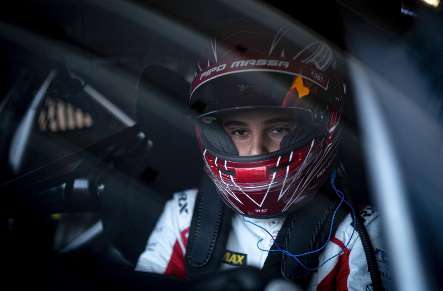Pipo Massa cria casca com pole e vitórias em sua estreia no automobilismo