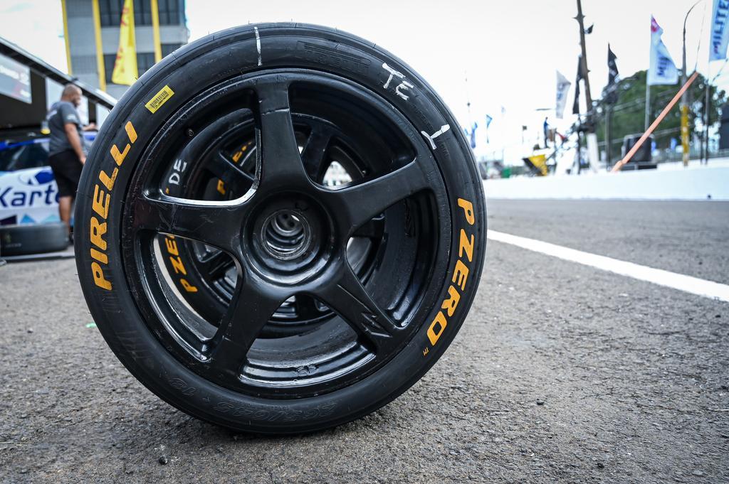 Pirelli fabrica pneus exclusivos para o RiSE26, novo carro da NASCAR Brasil