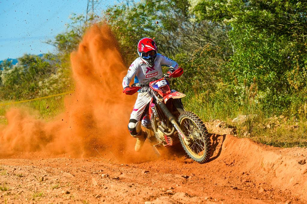 Rinaldi abre temporada do Brasileiro de Enduro com vitória na geral Elite, em Itajaí/SC