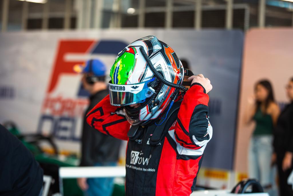 Dante Monteiro é pole position na abertura da temporada 2026
