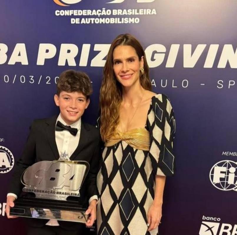 De macacão a traje de gala: Gael Rampazzo recebe troféu em noite especial da CBA