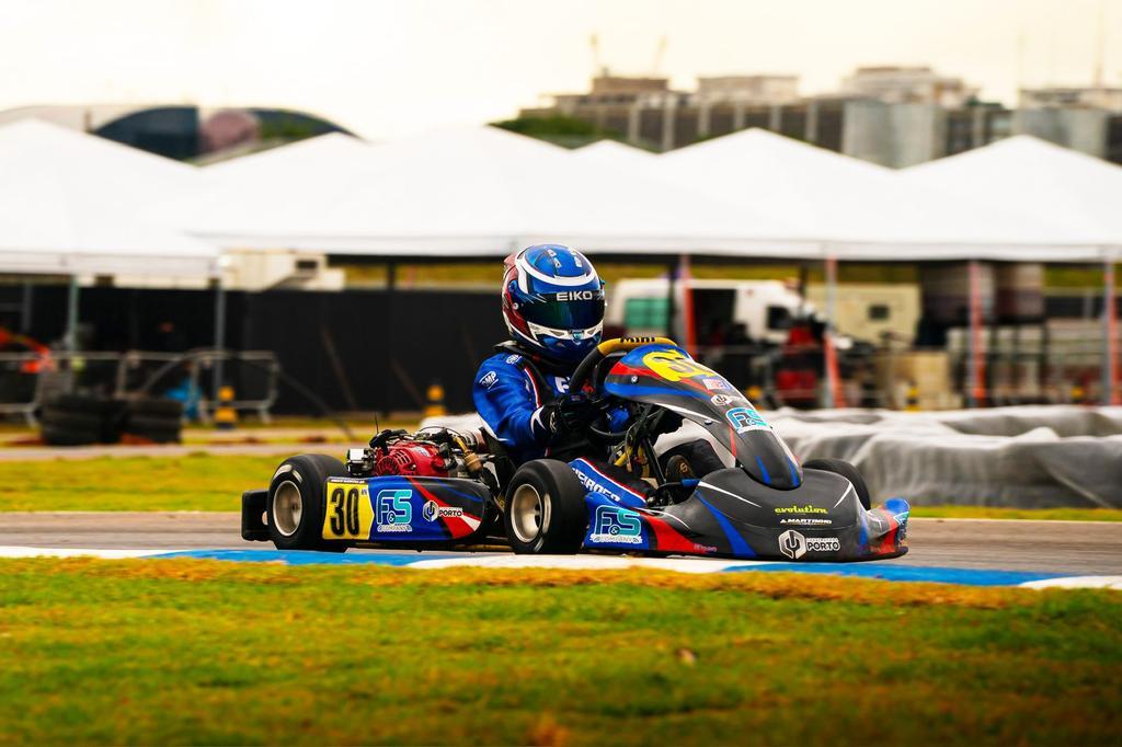 Enrico Queiroga dominou a 2ª etapa do Brasília Kart Series com pole e vitória e assumiu a liderança na Cadete