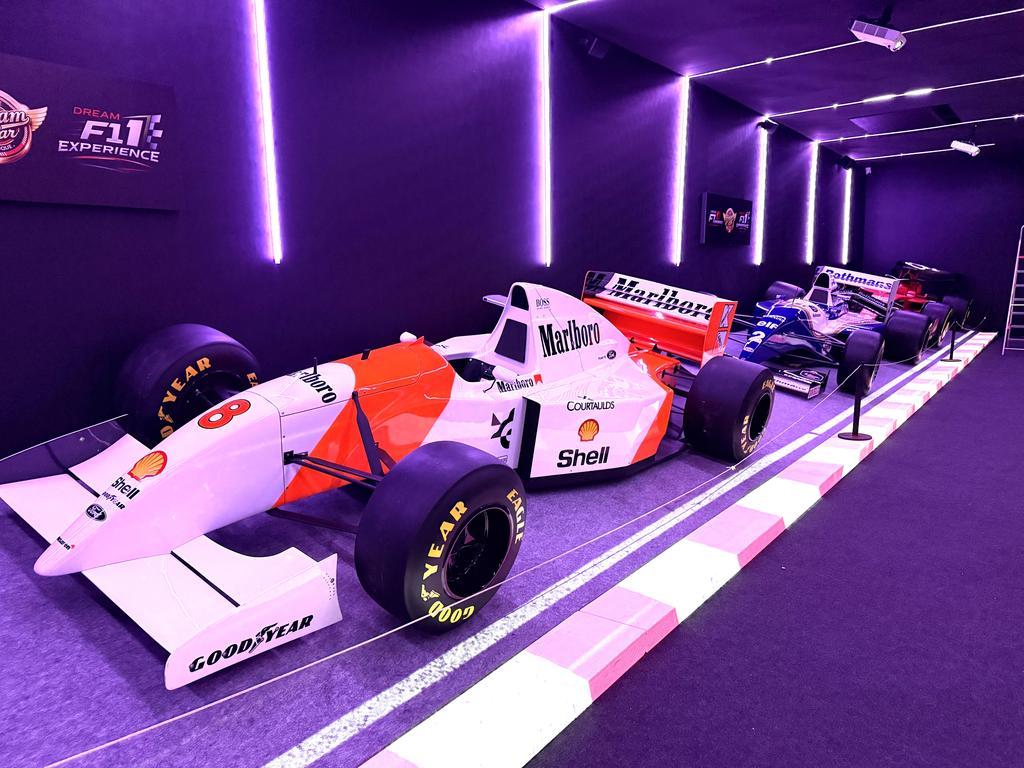 O legado de Ayrton Senna: carros, motos e acessórios expostos no Parque Dream Car de São Roque (SP) relembram a trajetória do ídolo das pistas