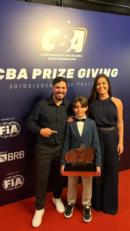 Rafael Guimarães celebra título brasileiro na cerimônia da CBA em São Paulo