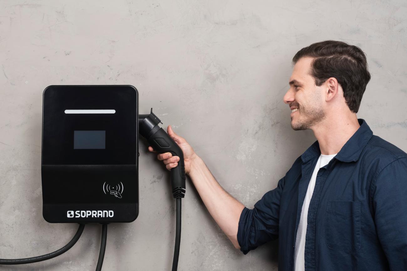 Soprano apresenta quatro modelos de carregador para carro elétrico