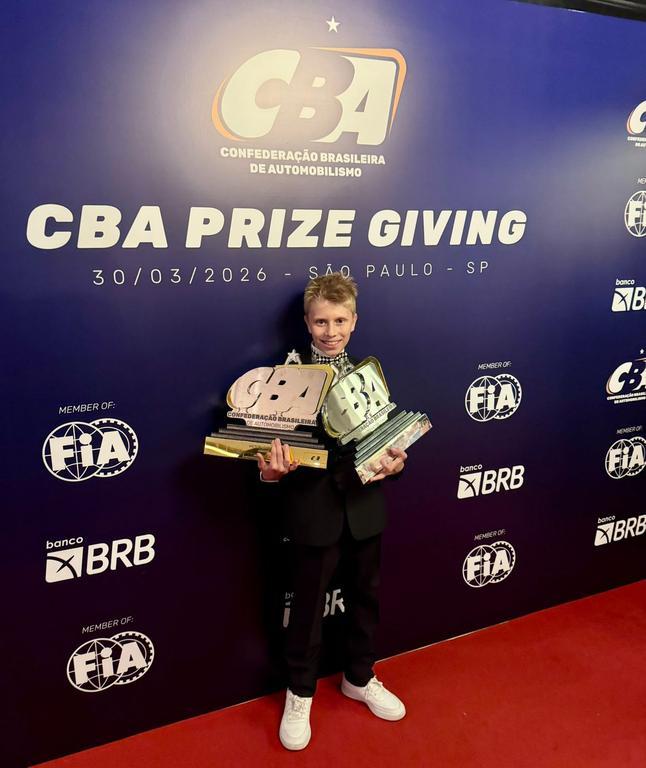 Victor Loose recebeu troféus e homenagens por títulos nacionais e estaduais conquistados no kartismo em 2025