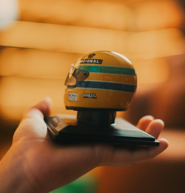 Ayrton Senna ganha homenagem em miniatura oficial de capacete da vitória no GP Brasil