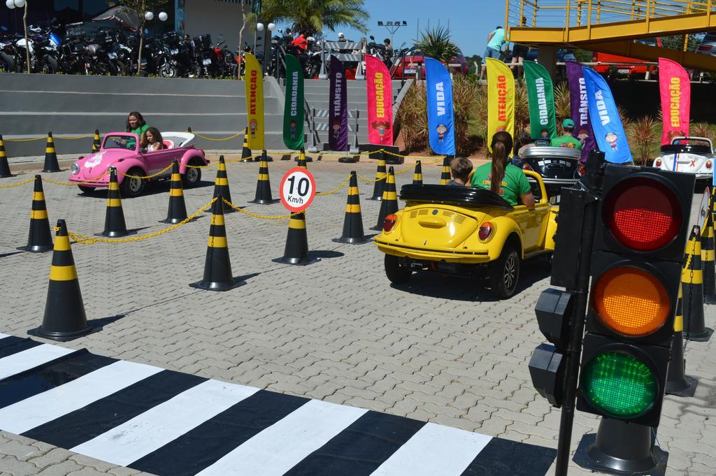 Formação de futuros condutores: crianças recebem aulas de direção em minicidade instalada no Parque Dream Car de São Roque (SP)