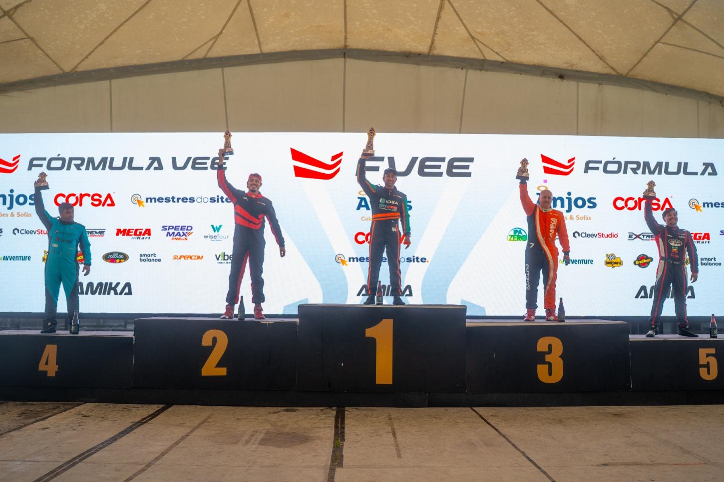 Fórmula Vee agita Interlagos com duelos roda a roda sob chuva 