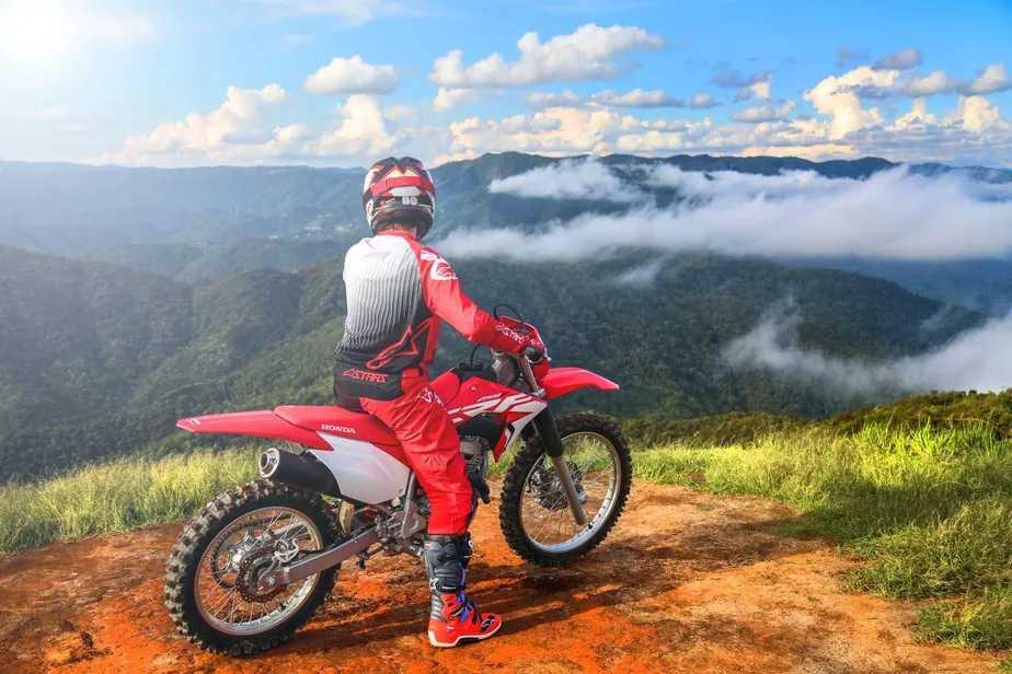 Guia rápido de lubrificação para quem faz trilhas de moto