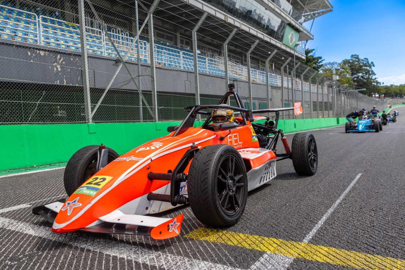 Lucas Monteiro chega como líder em Interlagos e mira ampliar vantagem na 5ª Etapa da Fórmula 1600