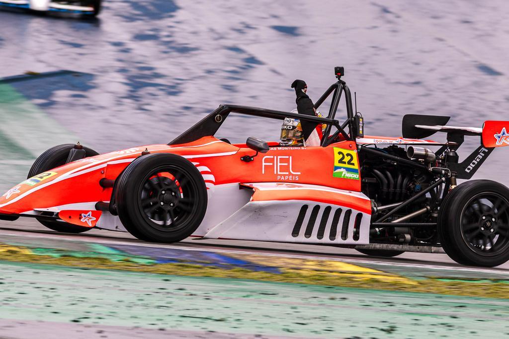 Lucas Monteiro vence as duas em Interlagos