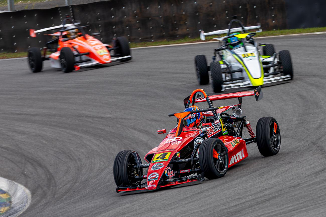 Marcel Fachini protagoniza duelos intensos em Interlagos e fecha fim de semana com dois pódios na Fórmula 1600