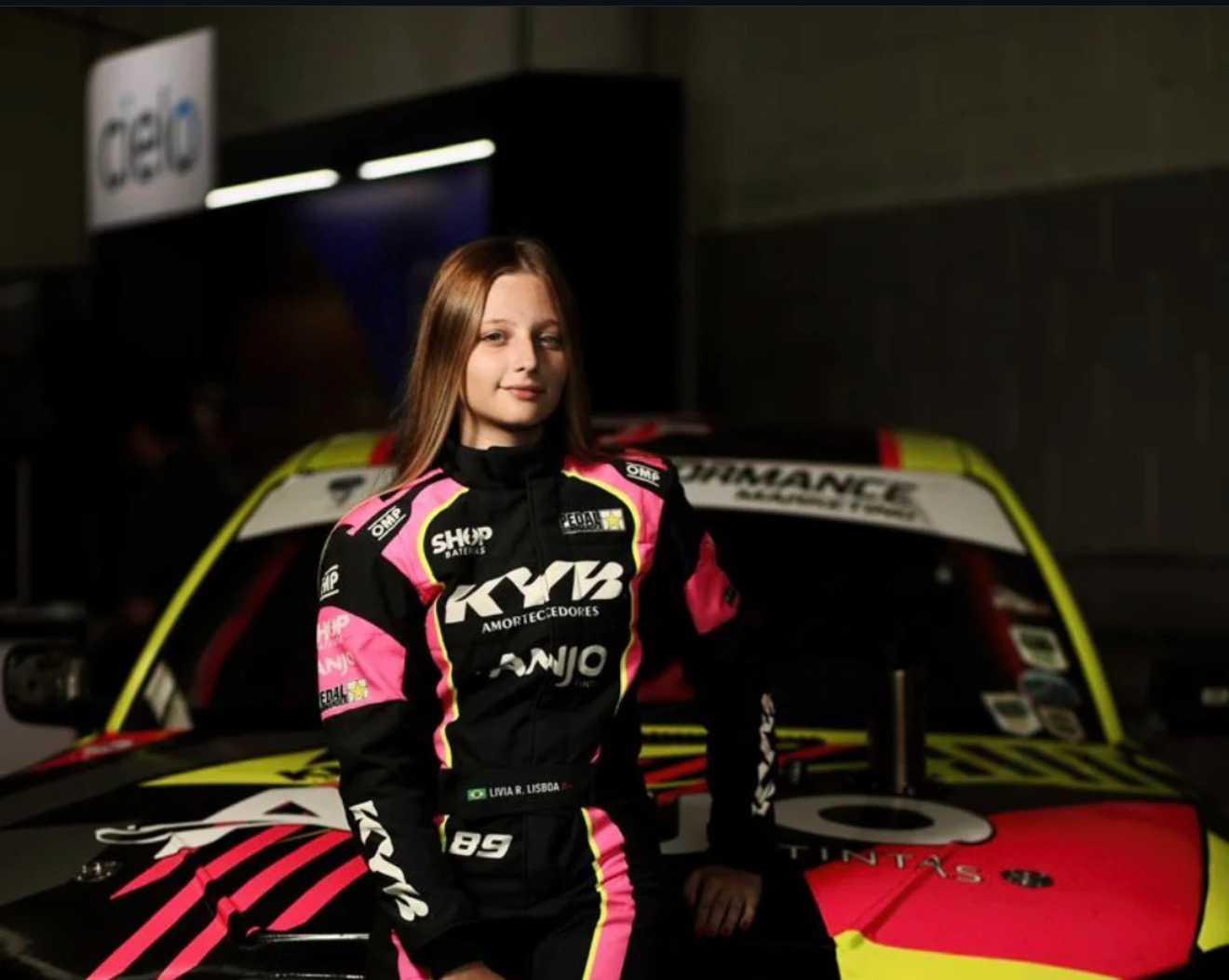 Aos 16 anos, piloto brasileira de drift aposta no inglês para evoluir dentro e fora das pistas