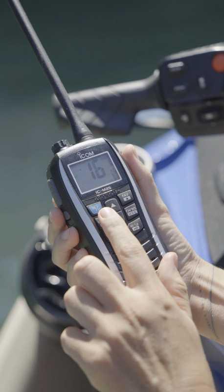 Após caso de sobrevivente encontrada à deriva no mar, especialista reforça importância do rádio VHF em motos aquáticas