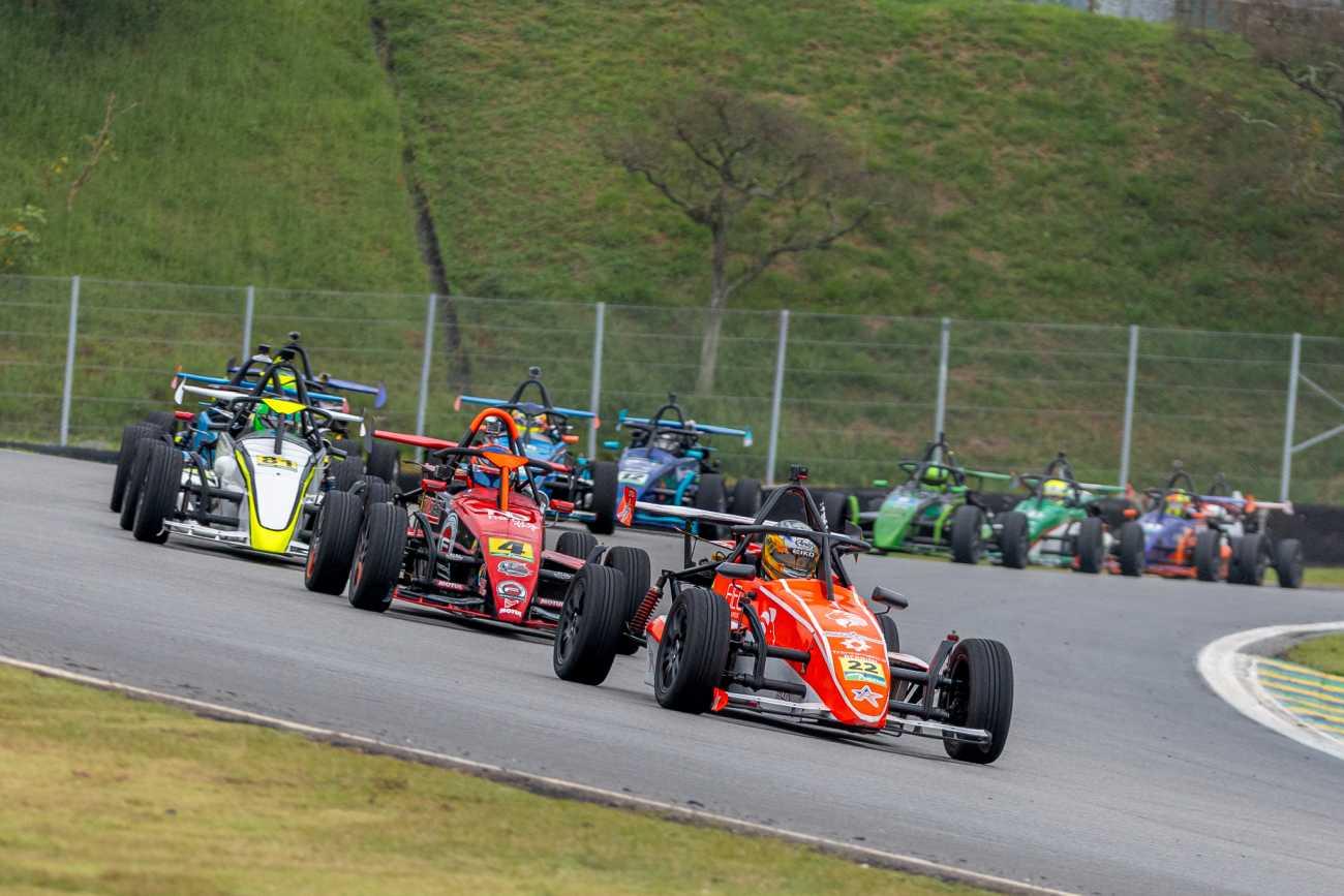 Lucas Monteiro chega embalado pela liderança e quer ampliar vantagem na 6ª Etapa da Fórmula 1600 em Interlagos