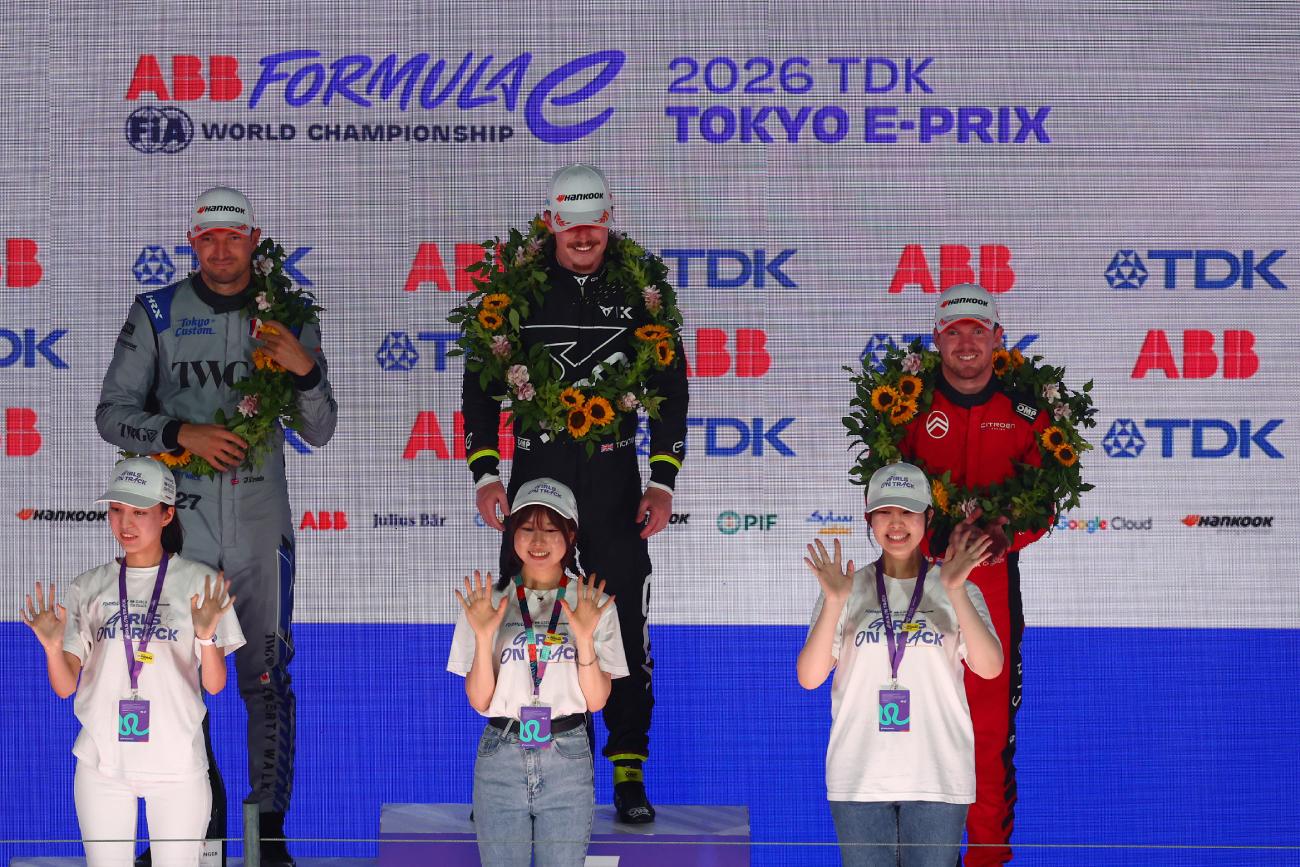 Dan Ticktum salta no fim da prova, surpreende Dennis e vence E-Prix de Tóquio noturno 