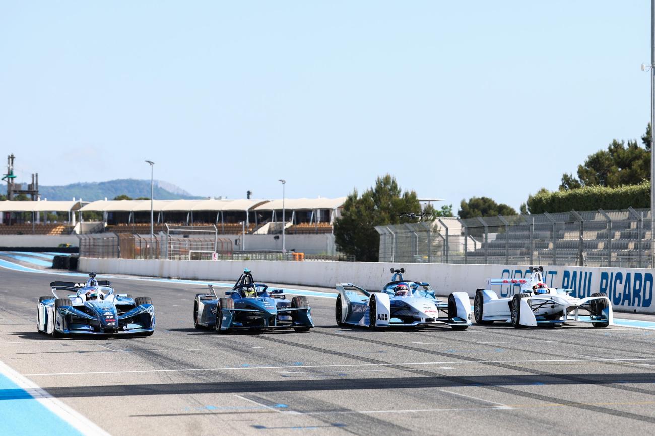 Fórmula E mostra suas 4 gerações de carros 100% elétricos, com os brasileiros Fefo Barrichello e Lucas di Grassi pilotando em Goodwood 