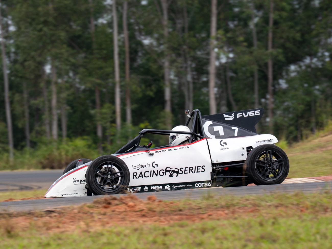 Logitech G Racing Series une automobilismo real e virtual a grandes influenciadores em campeonato inédito no Brasil