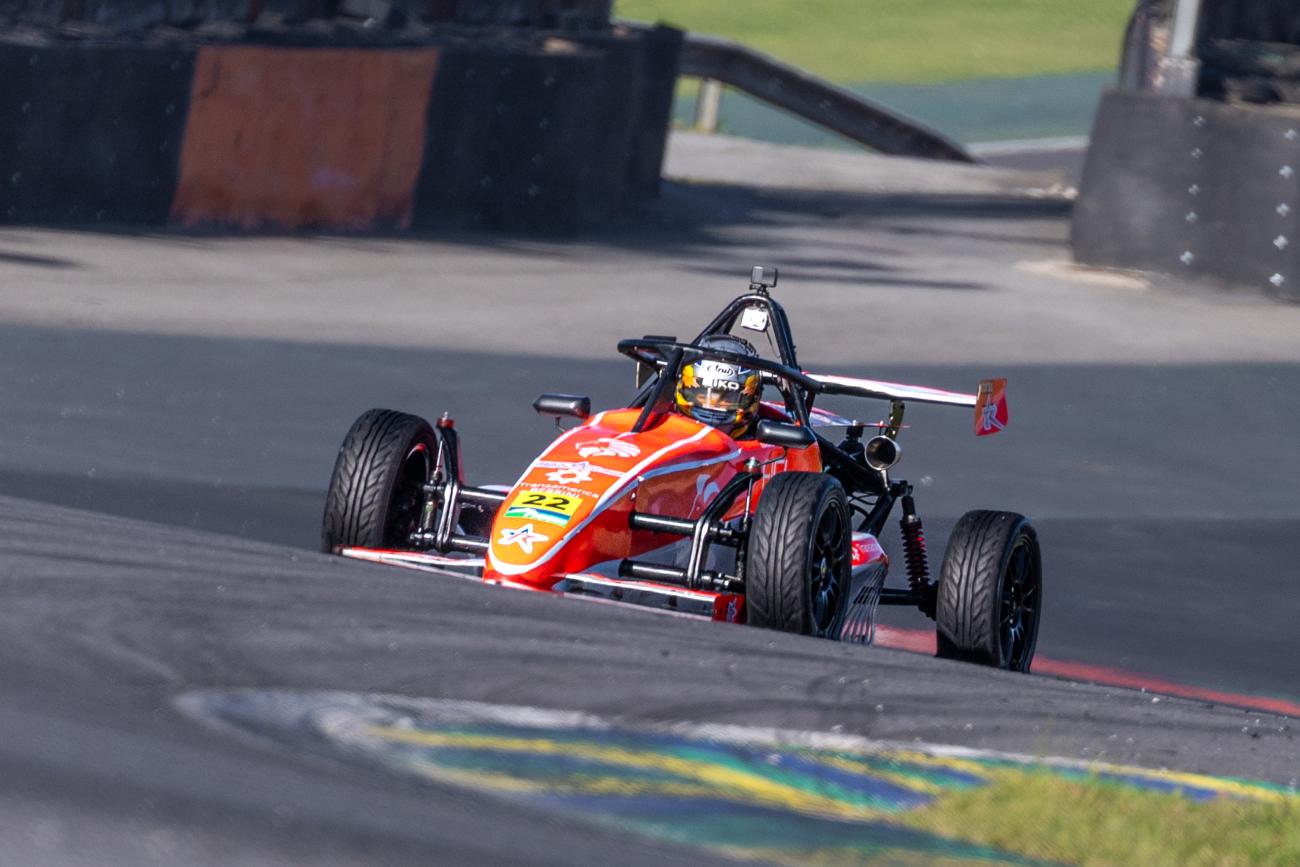 Lucas Monteiro chega à 8ª Etapa da Fórmula 1600 defendendo a liderança da Geral e da Super em Interlagos