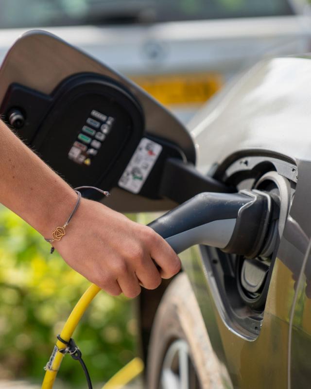 Ribeirão Preto ganha eletroposto com recargas de veículos que chegam a 100% em 15 minutos