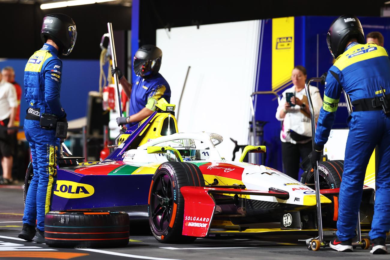 De Vries e Mortara colocam Mahindra na primeira fila da etapa decisiva do Campeonato Mundial 100% elétrico, no E-Prix de Londres 