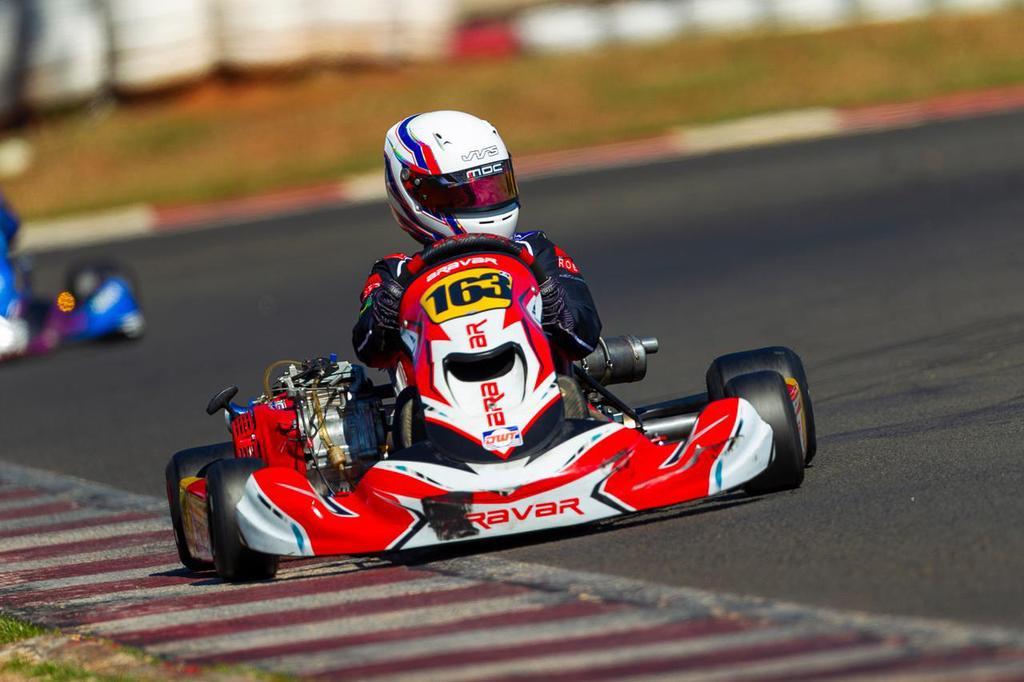 João Vitor Solis dá novo passo na carreira e estreia na F4 Graduados no Troféu Ayrton Senna de Kart 