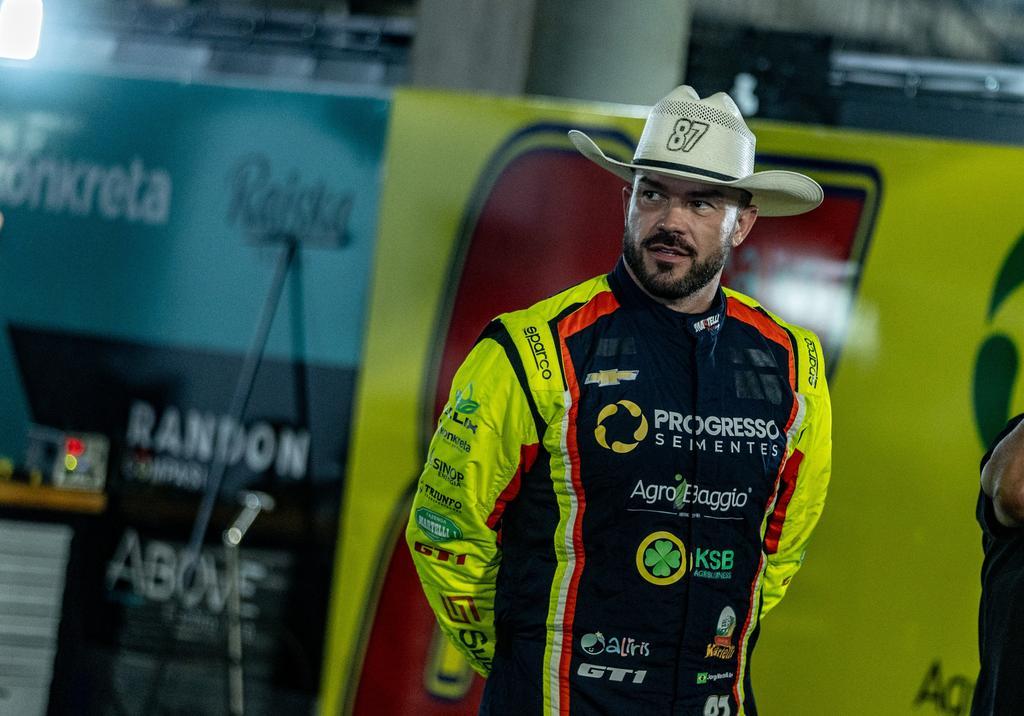 Jorge Martelli emociona a torcida mato-grossense na corrida noturna da NASCAR Brasil