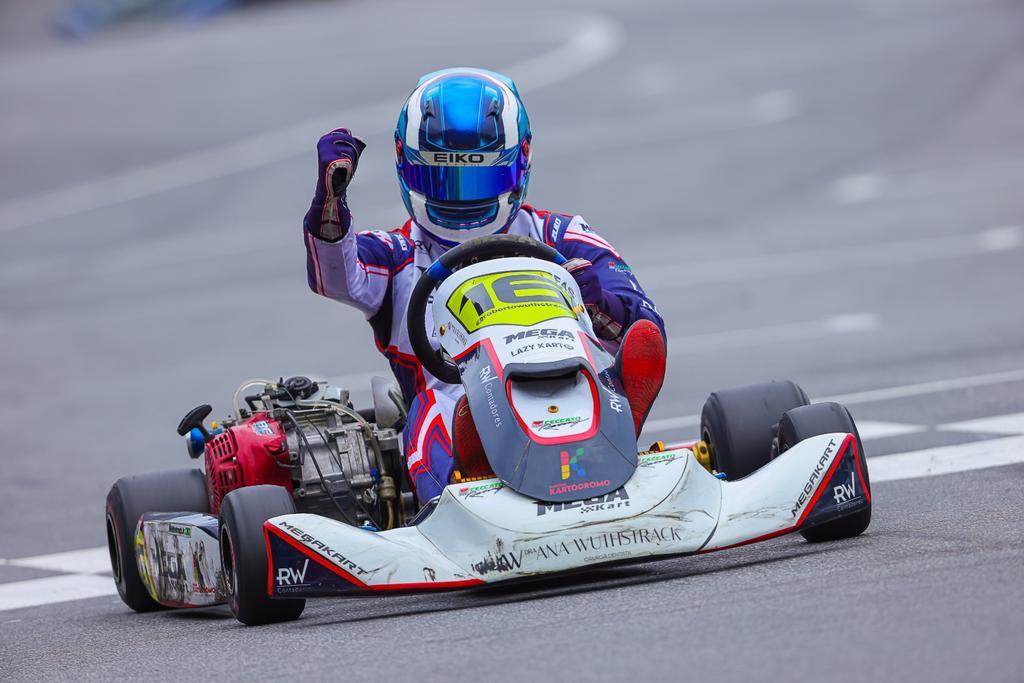 Mega Kart tem final de semana perfeito com dois títulos, cinco vitórias, nove pódios e uma pole position 
