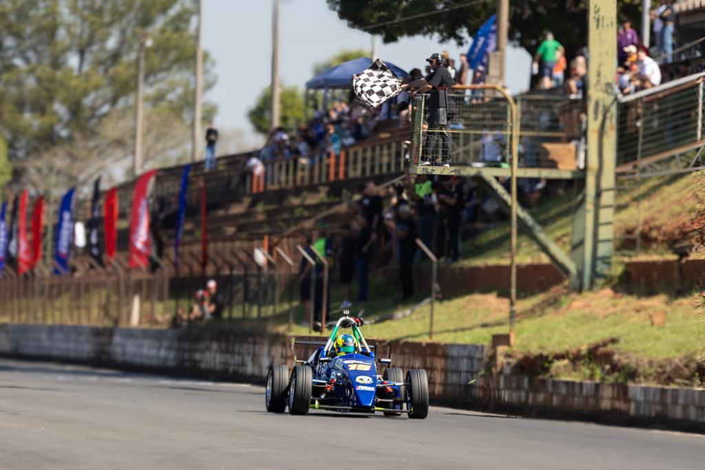Muitas disputas e novo líder durante etapa no Autódromo de Piracicaba