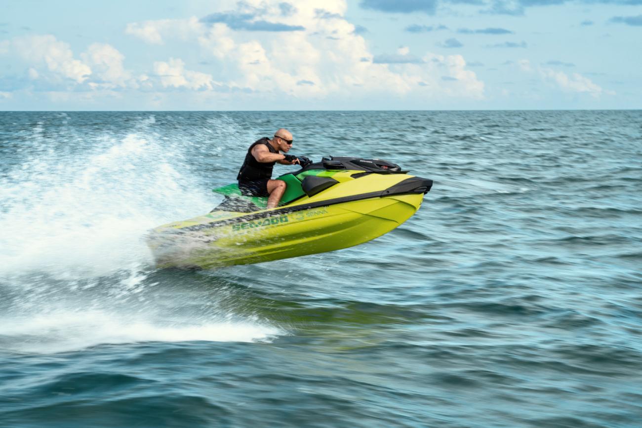 Quando o legado vira estratégia: como a Sea-Doo homenageia Ayrton Senna e fortalece sua marca no mercado premium
