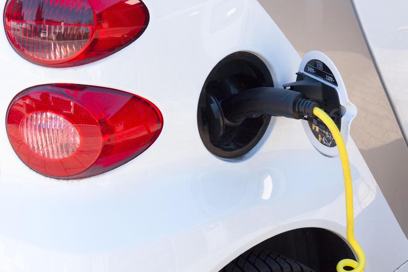 Carros elétricos exigem adaptações em elevadores, oficinas e até nas garagens