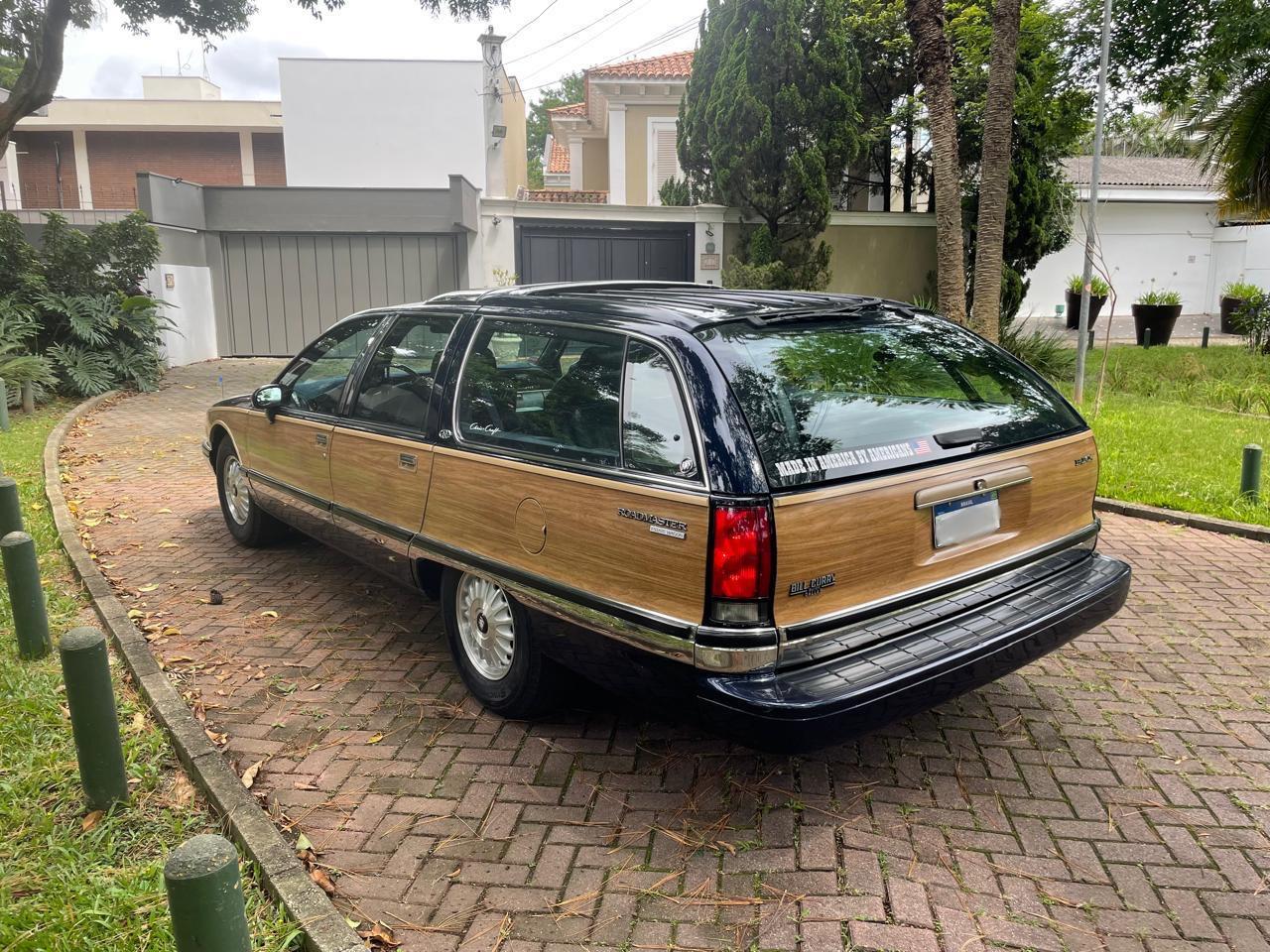 Colégio Dante Alighieri realiza terceira edição da exposição de carros antigos Divina Macchina com modelos de várias nacionalidades