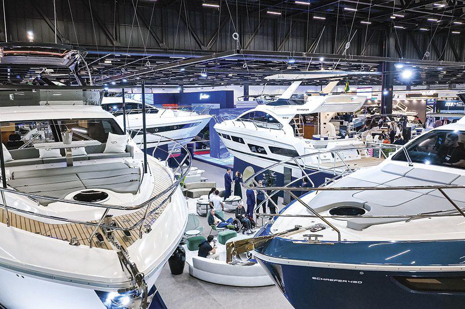 Com barcos ultravelozes, supercarros híbridos e até lancha do Senna, São Paulo Boat Show segue até terça-feira (29)  