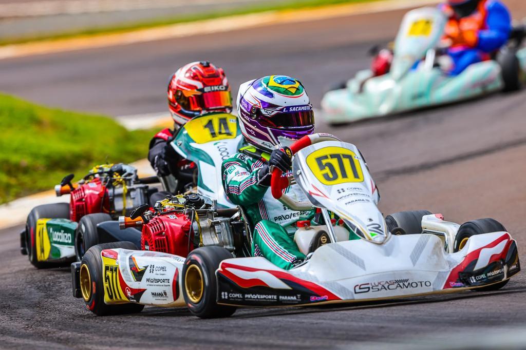 Debaixo de chuva Lucas Sacamoto mostra resiliência e aprendizado no Paranaense de Kart  
