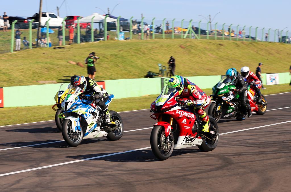 Eric Granado vence corrida sprint do MOTO1000GP na GP1000 by Motul e reduz diferença no campeonato