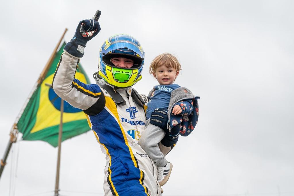 Henrique Basso vira sobre Gabriel Ymagawa na última curva e vence Corrida 2 do MBR em Cascavel