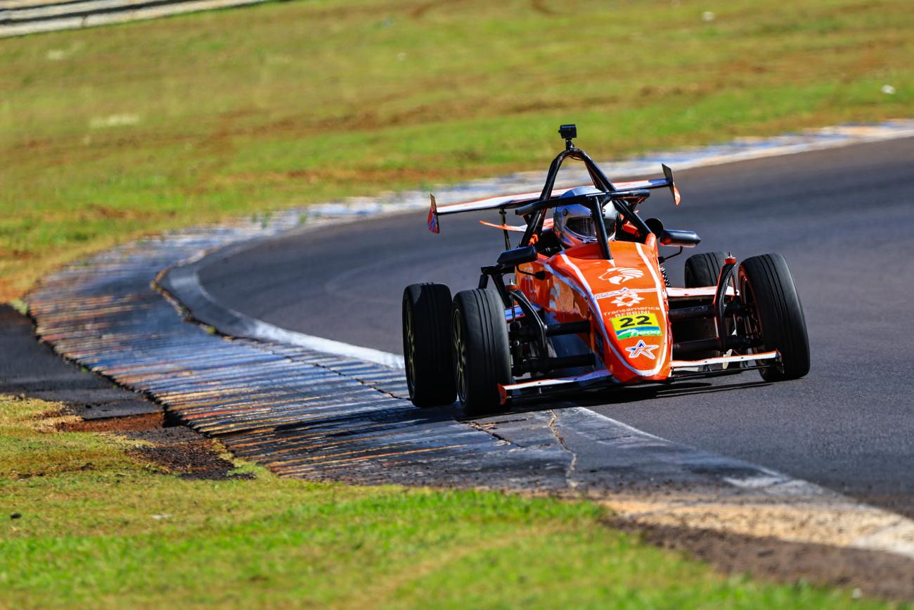 Lucas Monteiro sai do 17º lugar para vencer em Cascavel na Fórmula 1600