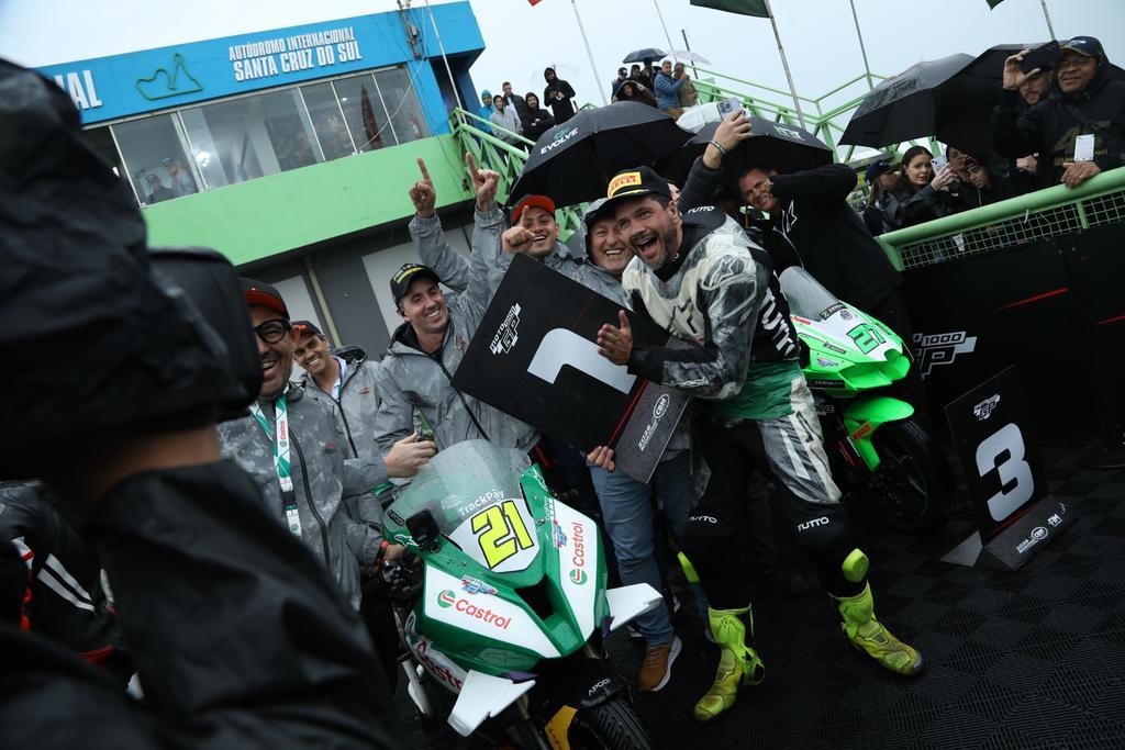 Marcelo Miarelli vence a GP Light do MOTO1000GP em Santa Cruz do Sul após disputa com David Portuga