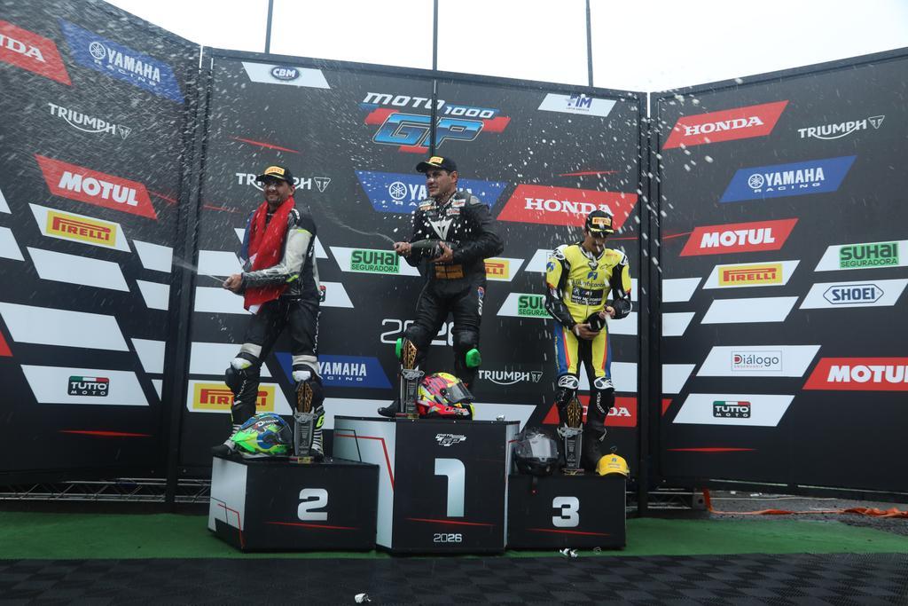 Pódio com pilotos de três países no MOTO1000GP marca reencontro de Gandola com a vitória na GP1000 by Motul