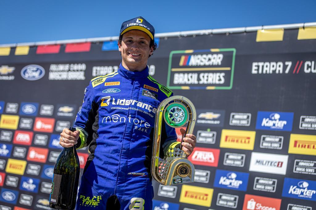 Toque tira chance de vitória, mas Alfredinho Ibiapina carimba vaga nos playoffs da NASCAR Brasil  