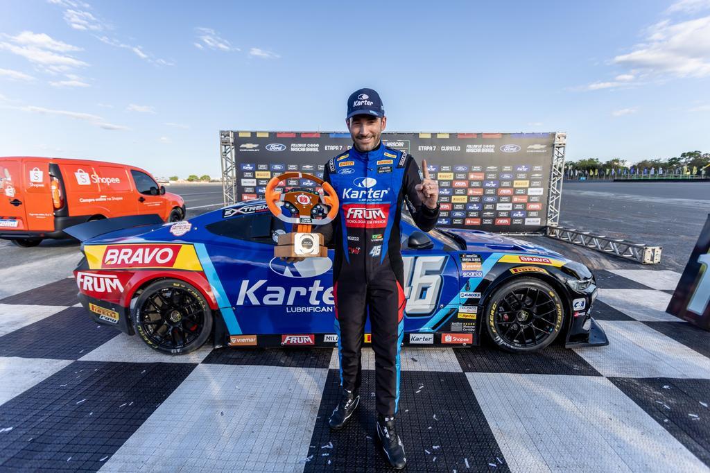 Vitor Genz conquista a pole no oval de Curvelo