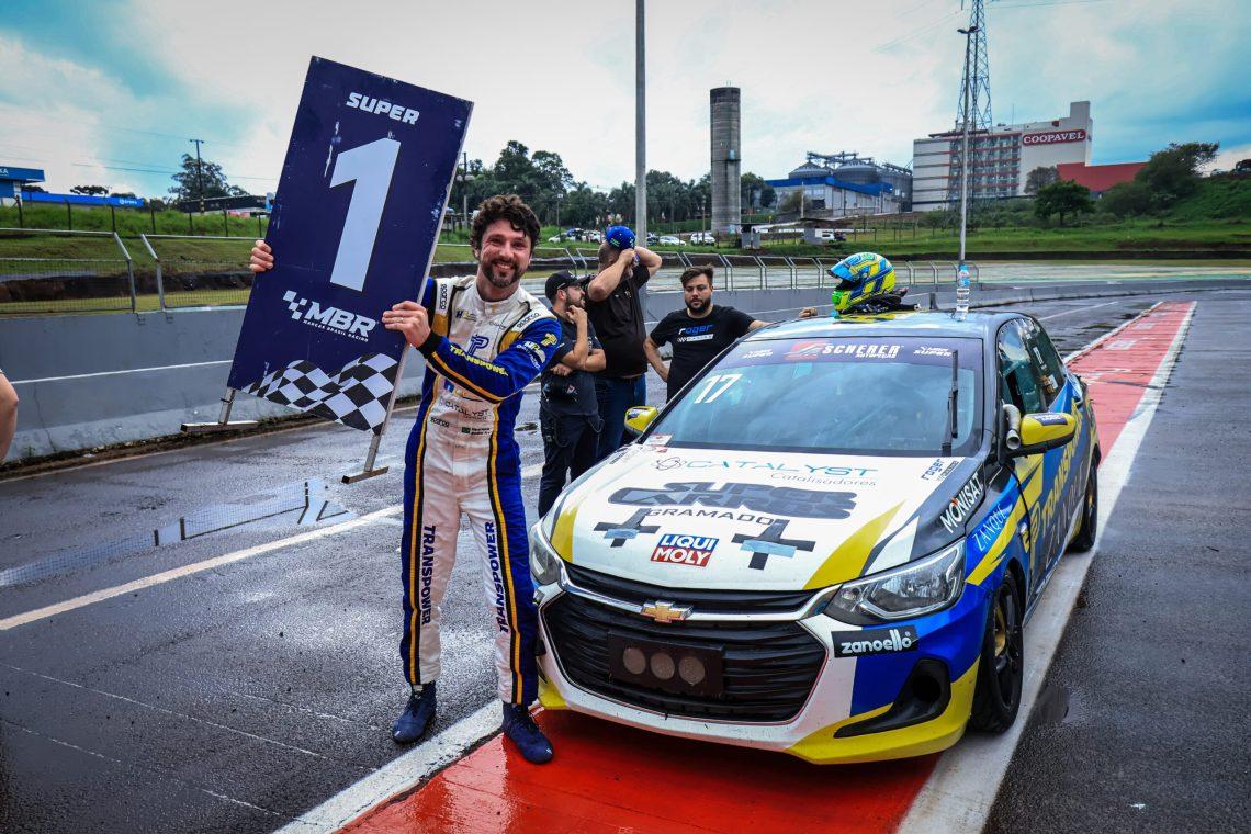 Henrique Basso vence corrida sob chuva após duelo até a última curva em Cascavel
