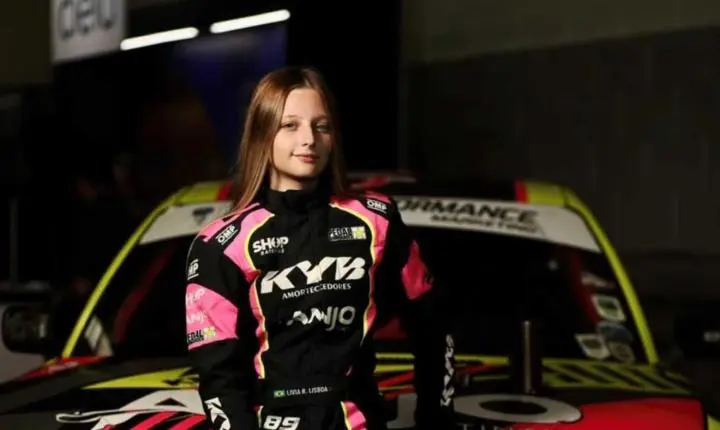 Aos 16 anos, piloto brasileira de drift aposta no inglês para evoluir dentro e fora das pistas